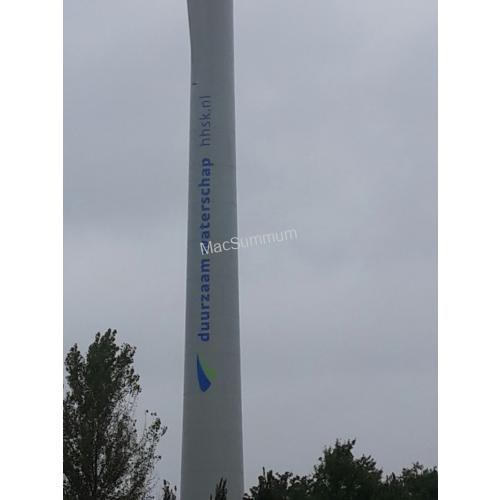Bestickering windturbine met snijteksten. Rotterdam, van Brienenoordbrug