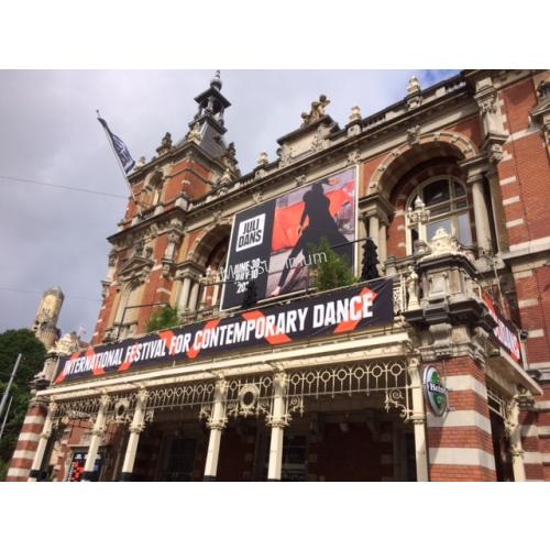 Spandoeken aan gevel van de Stadschouwburg Amsterdam