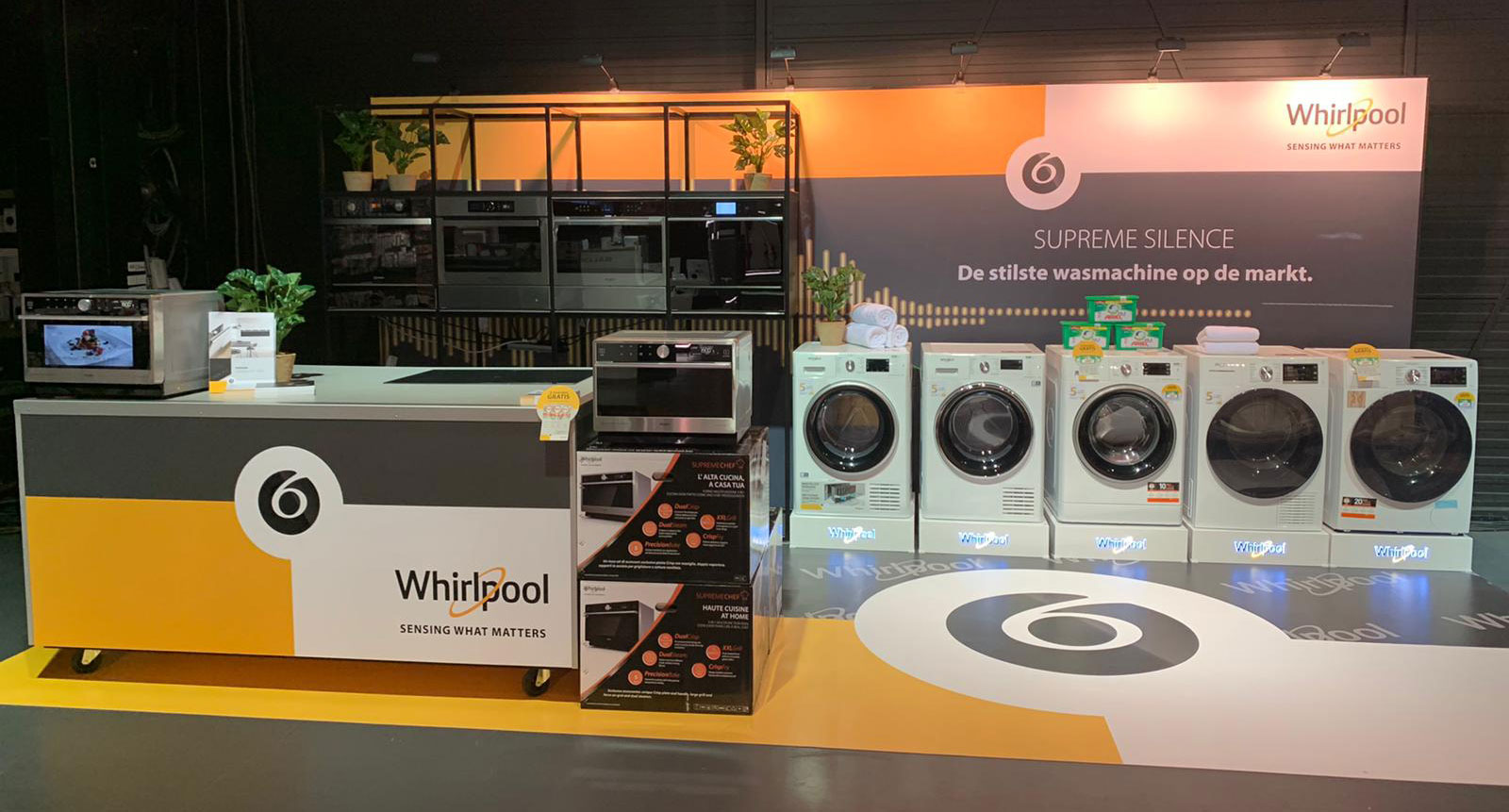 Whirlpool X-Pro Plus beurswand 600x250cm. Kijk ook eens naar de bedrukte vloerbedekking.