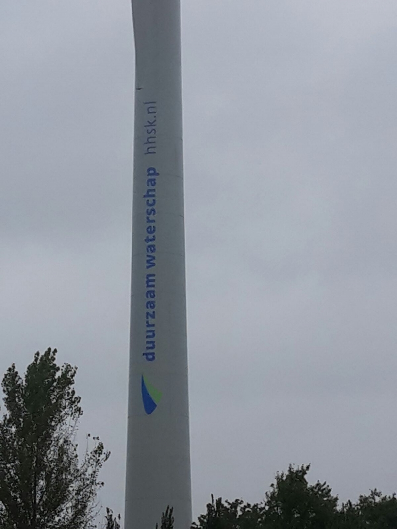 Bestickering windturbine met snijteksten. Rotterdam, van Brienenoordbrug