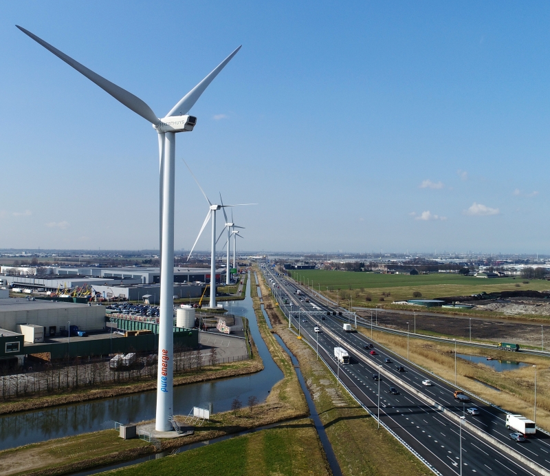 Belettering van 4 windmolen in opdracht van Pure Energie