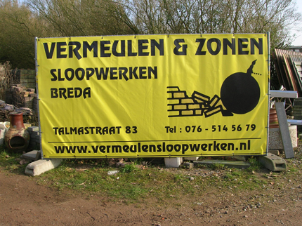 Spandoek op bouwhek