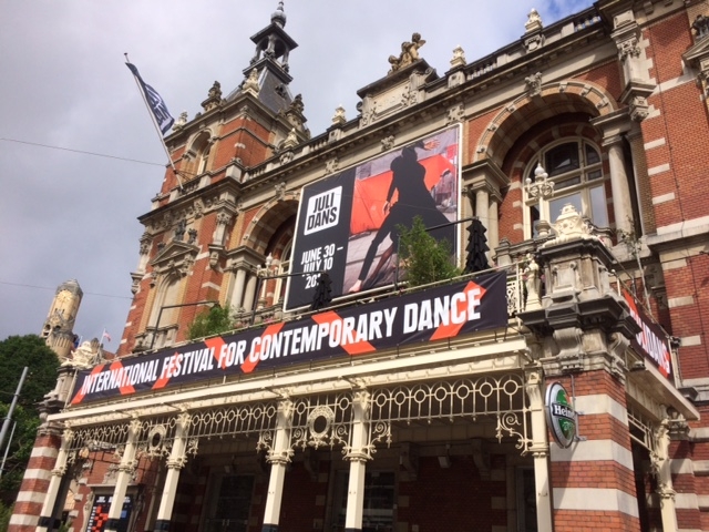 Spandoeken aan gevel van de Stadschouwburg Amsterdam