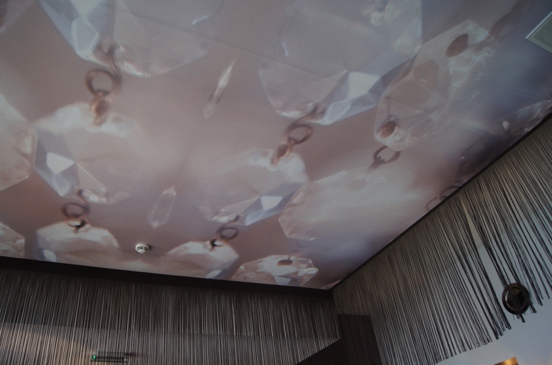Detail van plafond behangen met Walltex